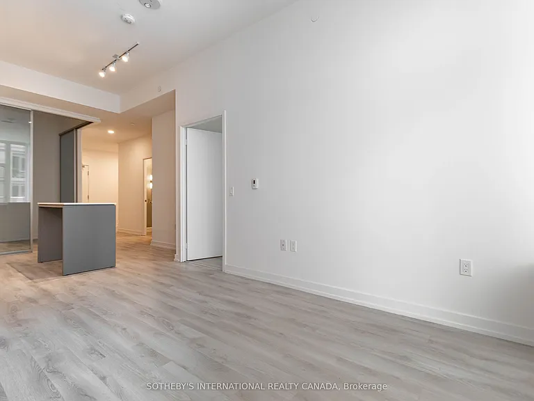33 Helendale Ave #403 — Photo 4