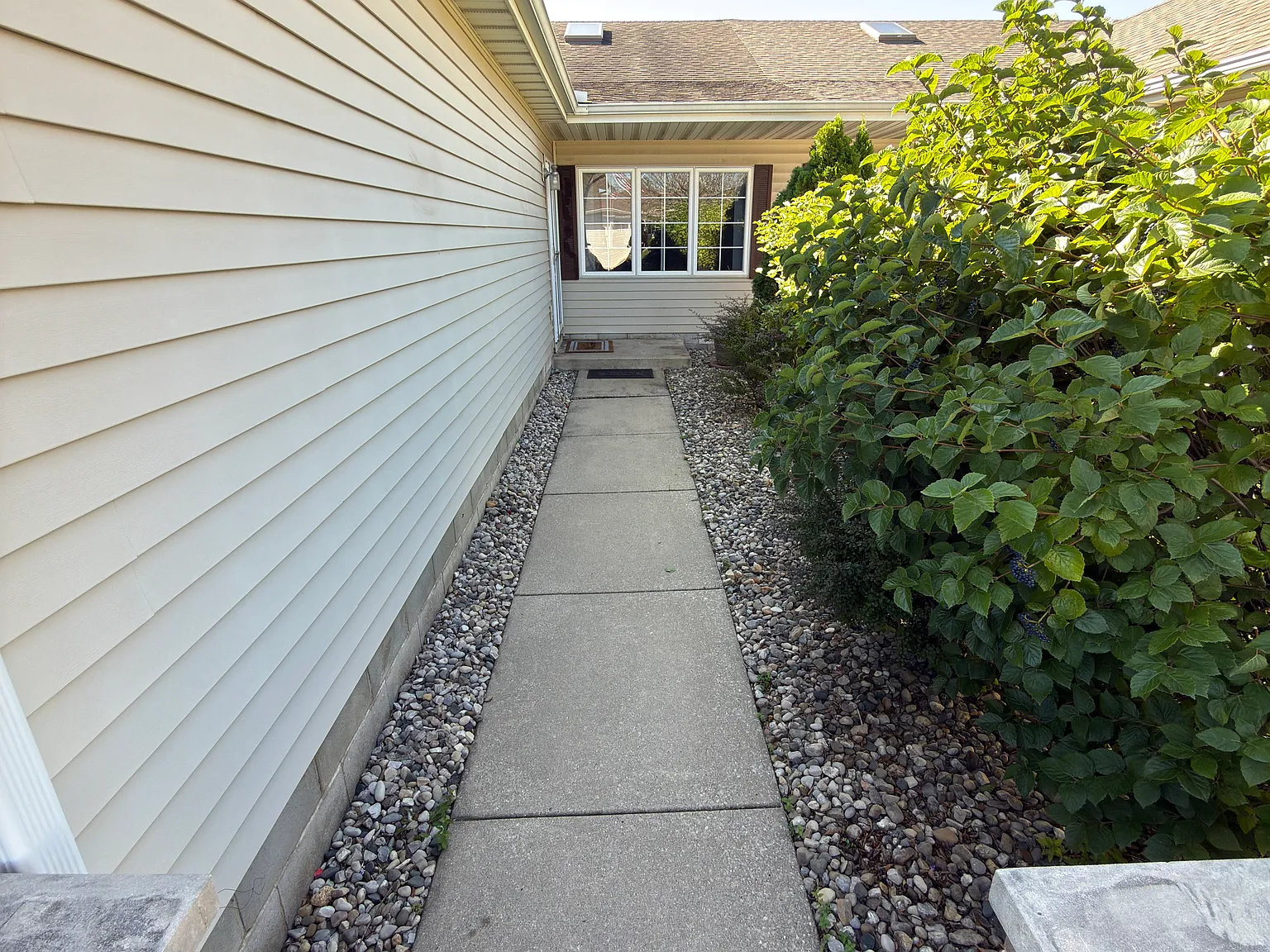 3 bed, 1632 sqft, $2,350 — Photo 2