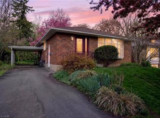 34 Helen St, Hamilton, ON L9H 1N3