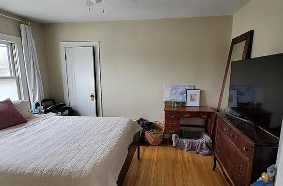 4th image of 1311 Vincent Ave N #2