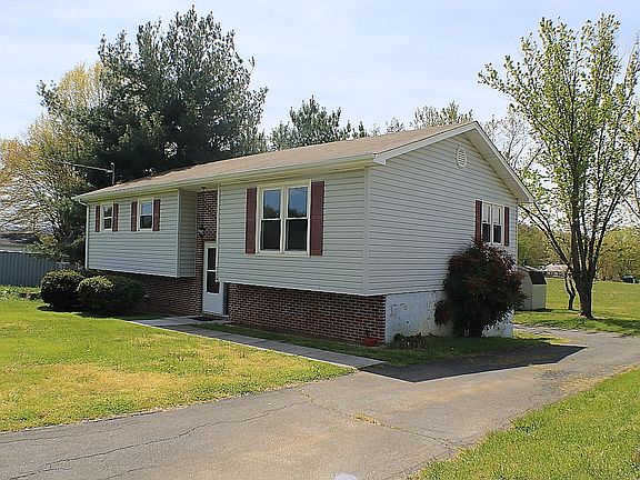 3rd image of 126 Inez Ave