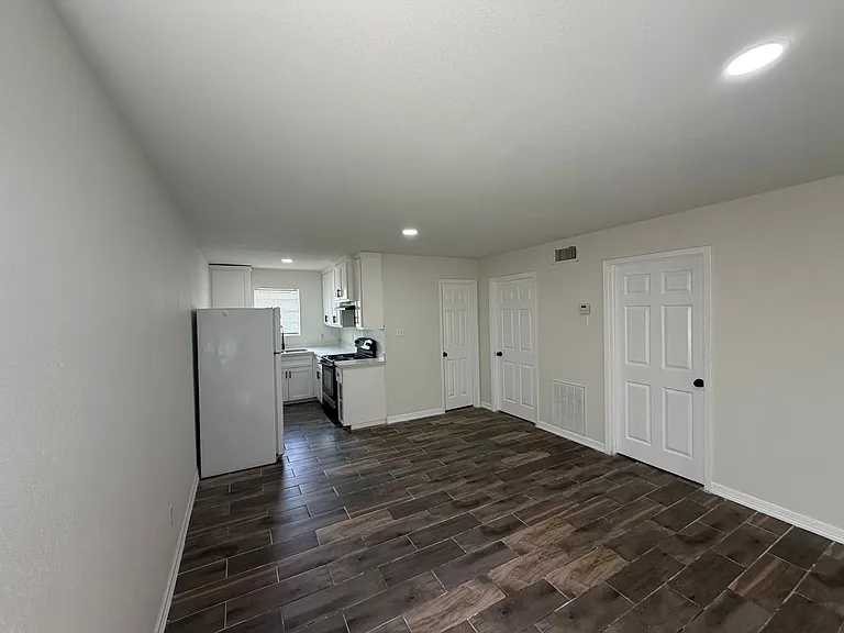 155 N Iowa Ave — Photo 8