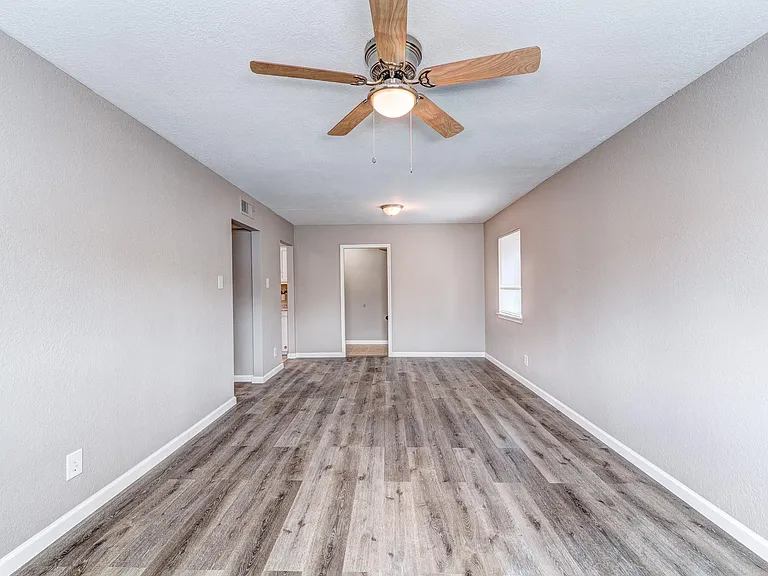 523 Spring Dr #4 — Photo 4