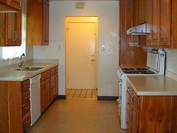 4th image of 19277 Geneva St