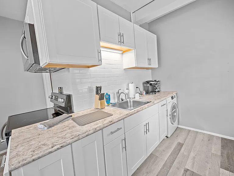 610 Clark St — Photo 3