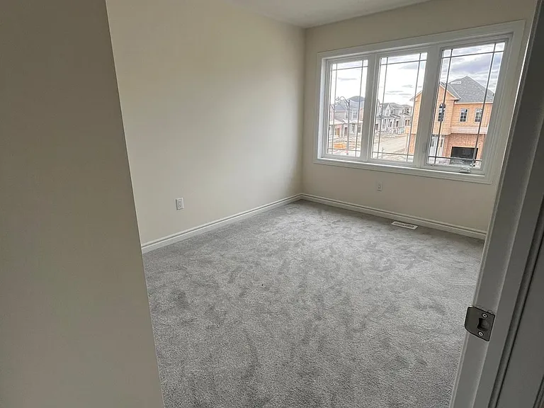 2107 Hallandale St — Photo 32