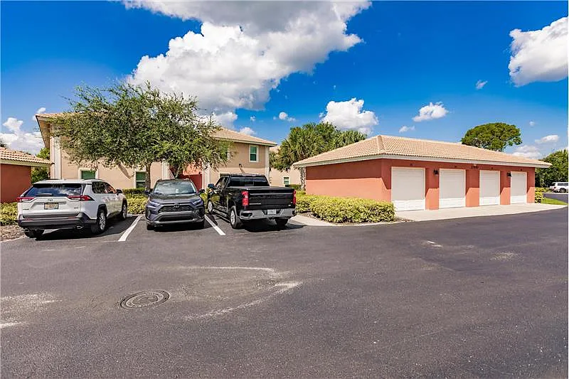 3 bed, 1596 sqft, $2,400 — Photo 2