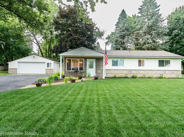 4575 Oakvista Ave, Clarkston, MI 48346