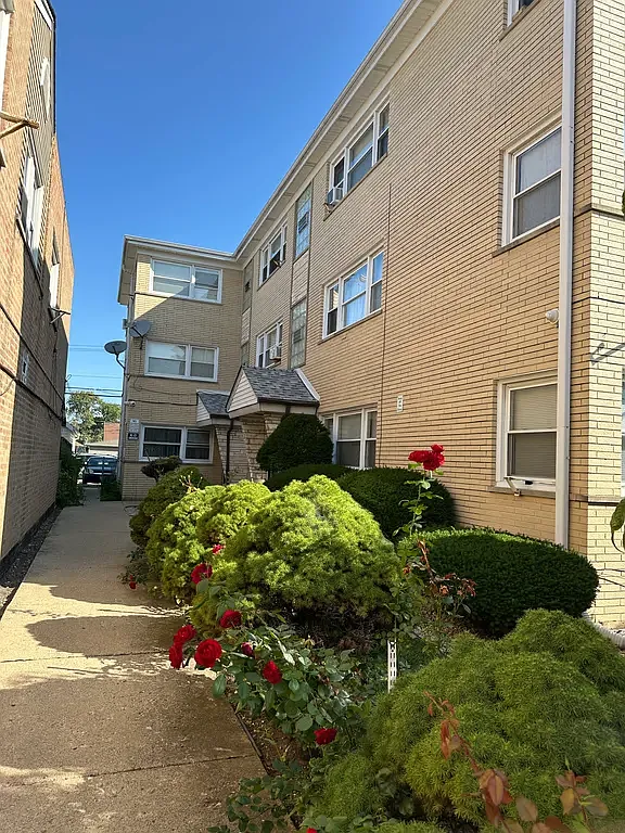 3 bed, 1300 sqft, $2,100 — Photo 1