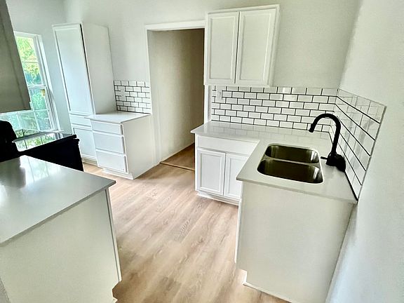 3rd image of 2105 Lyle Ave #A