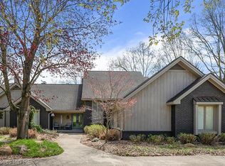 1071 Woodbridge Ln, Rochester, MI 48306