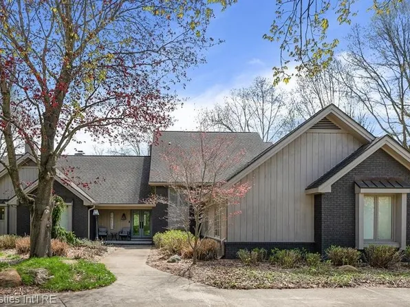 1071 Woodbridge Ln, Rochester, MI 48306