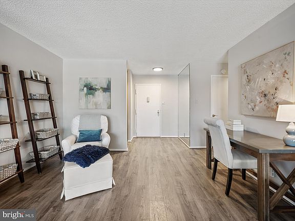 5th image of 203 Yoakum Pkwy APT 607