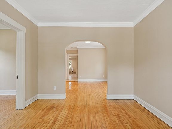 5th image of 1024 Elgin Ave