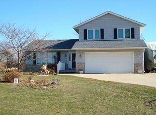 1385 Robins Rd, Hiawatha, IA 52233