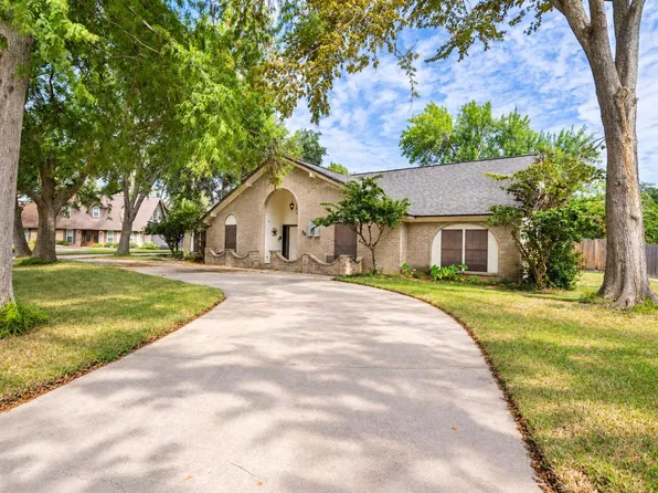 56 Flag Ct, Lake Jackson, TX 77566