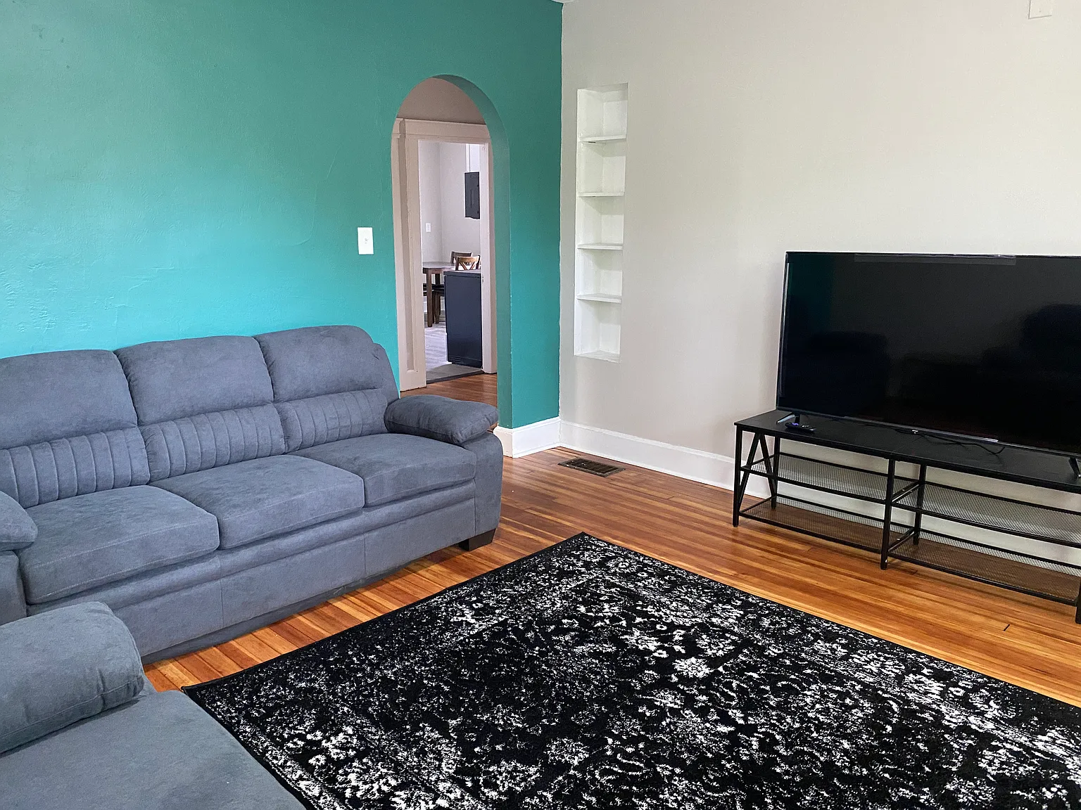 6 bed, 2500 sqft, $4,710 — Photo 4