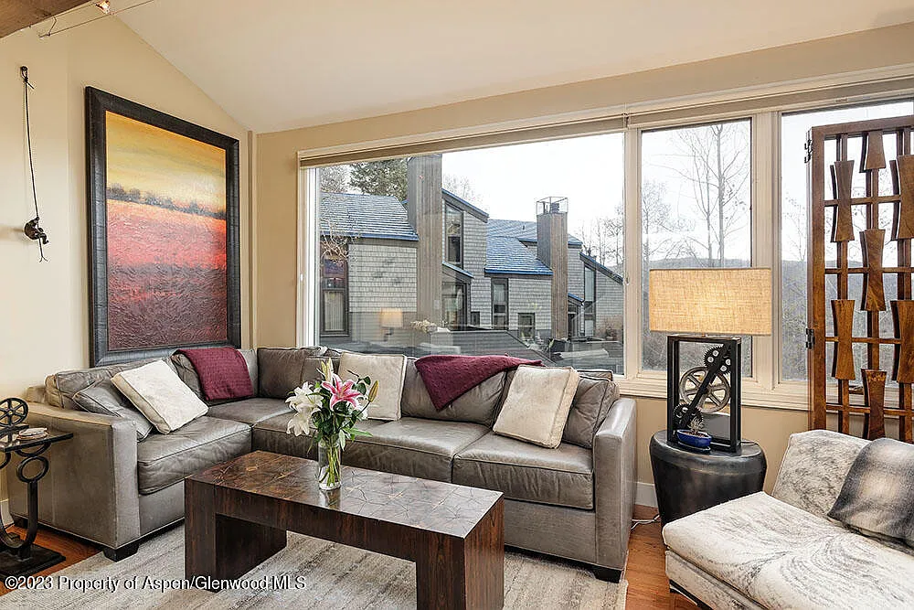 2 bed, 2.0 bath, 882 sqft, $11,000 — Photo 3
