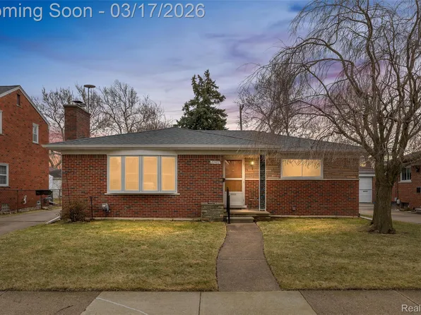 22500 Barton St, Saint Clair Shores, MI 48081