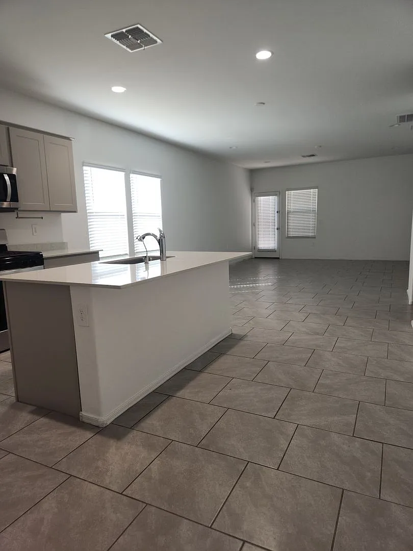 Silverbell Crossings 4bedroom/ 2bath — Photo 4