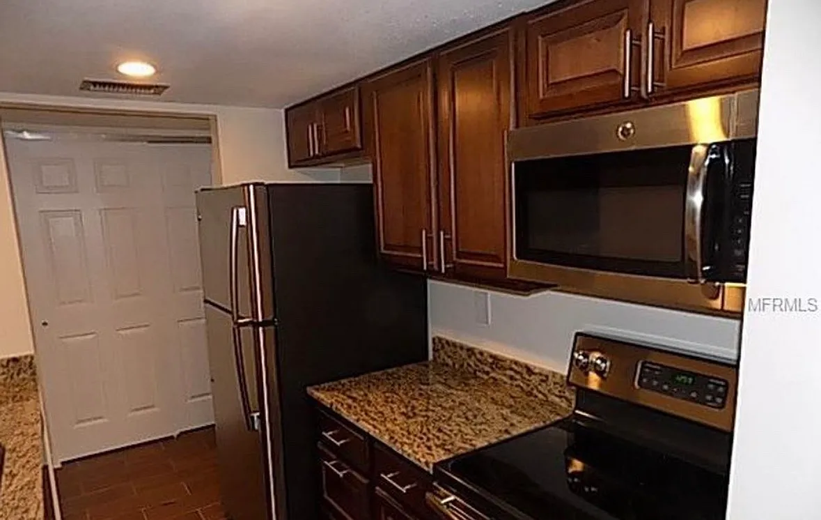 2 bed, 936 sqft, $2,100 — Photo 3