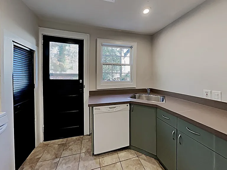 1539 N Morningside Dr NE — Photo 6
