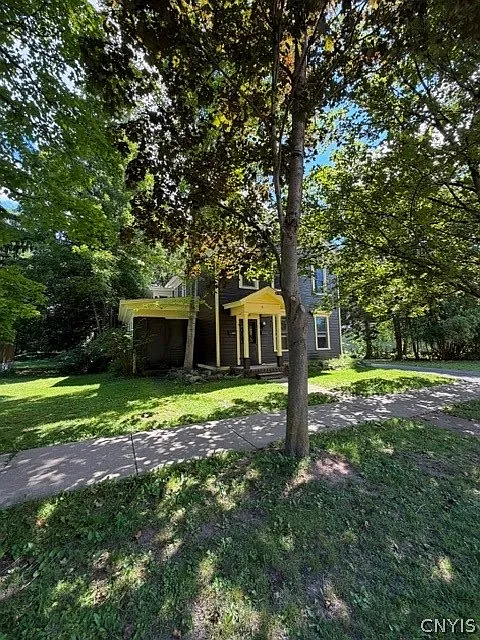 2 bed, 1.0 bath, 1856 sqft, $1,350 — Photo 2