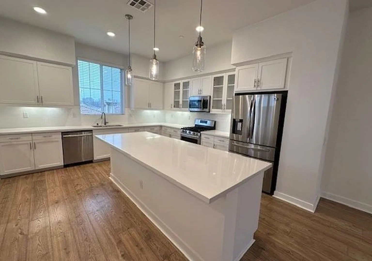 Modern 4BR West Hills Home for Rent | Gated Community + Private Patio — Photo 3