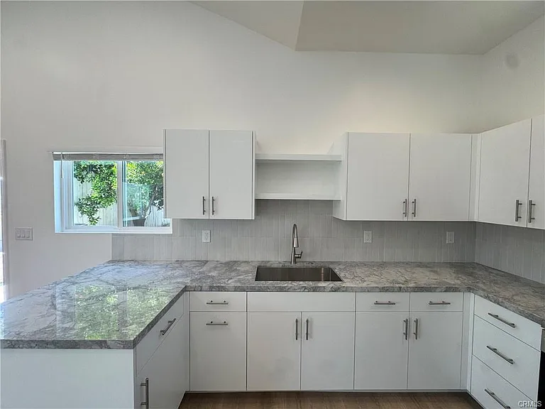 5032 Serrania Ave — Photo 7