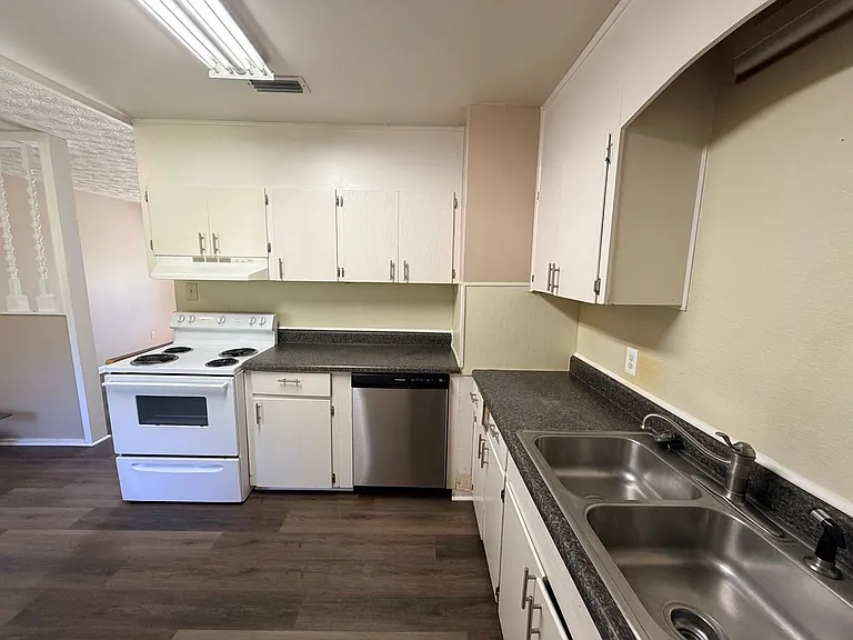 408 S College St — Photo 17