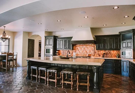 5 bed, 4.5 bath, 4863 sqft, $9,200 — Photo 3
