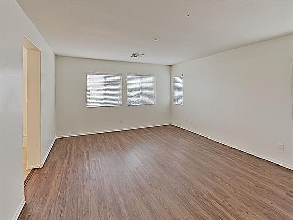 4th image of 1027 Maple Pines Ave #1