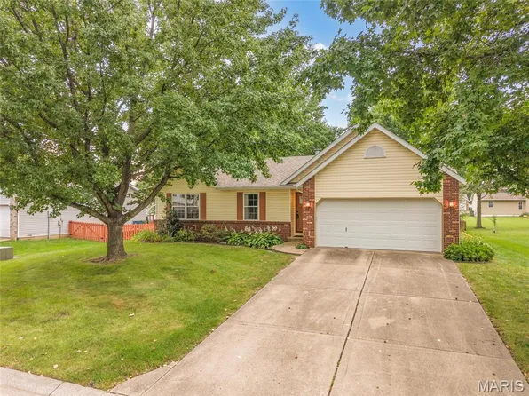 2313 Holiday Ln, Maryville, IL 62062