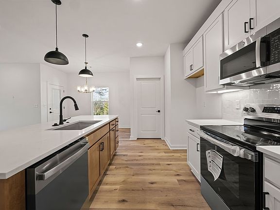 3rd image of 9 Lathrop Dr