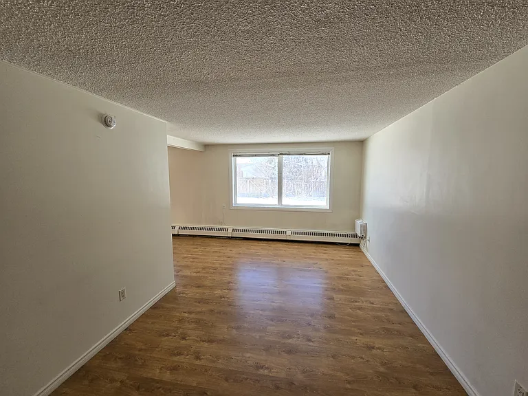 3930 Robinson St — Photo 5