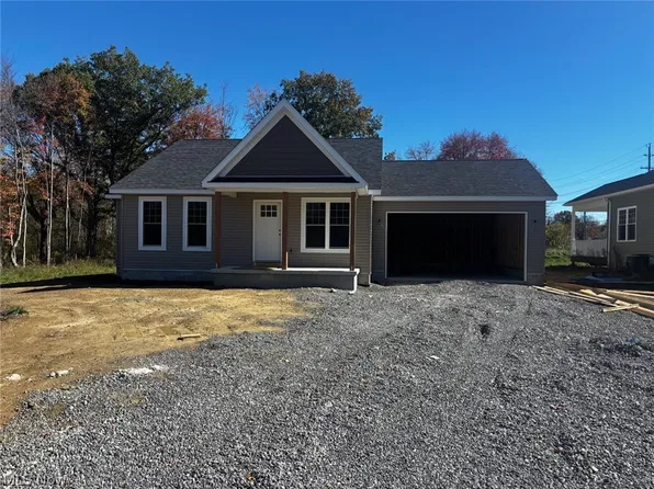 899 Dogwood Dr, Hubbard, OH 44425