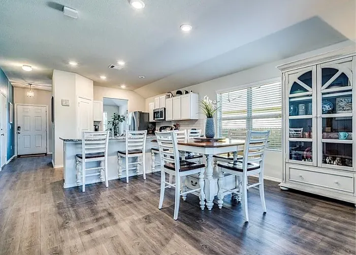 Dining area / kitchen