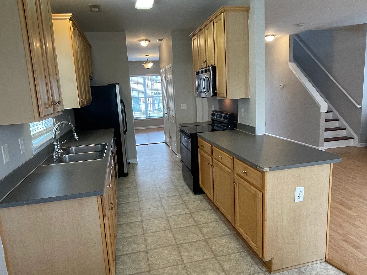3 bed, 2.5 bath, 1750 sqft, $1,790 — Photo 2