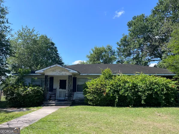 211 E Banks St, Glennville, GA 30427