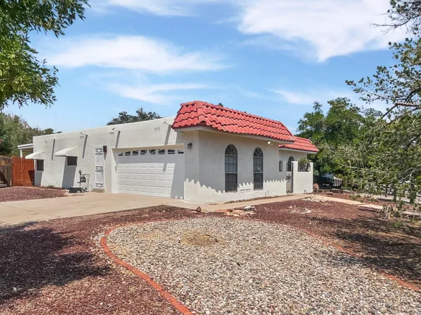 802 Pinetree Rd SE, Rio Rancho, NM 87124