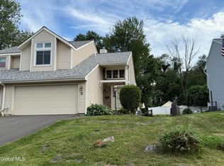 5 Crowsnest Ct, Waterford, NY 12188