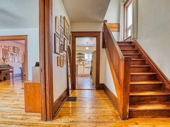 34 Wellington St S, Mapleton, ON N0G 1P0