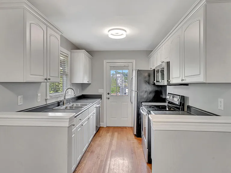3520 Elkins Ave — Photo 7