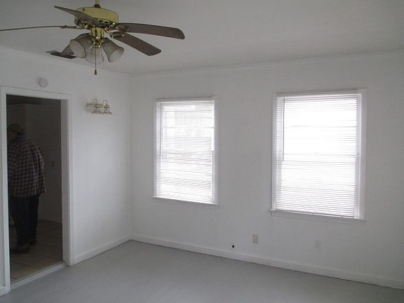 3rd image of 1708 Clover Dr