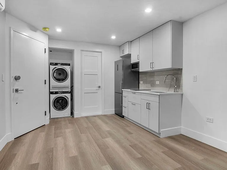 21 Polhemus Pl #BF — Photo 1