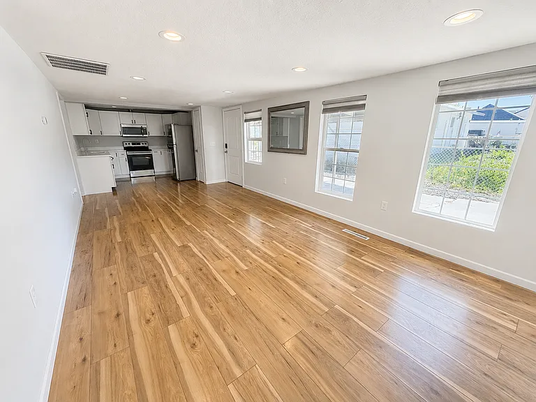 1139 Powell Ave — Photo 6