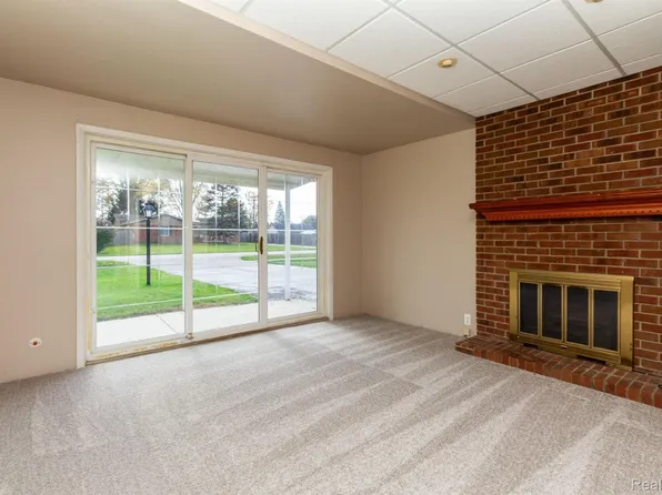 24049 Alpine St, Clinton Township, MI 48036