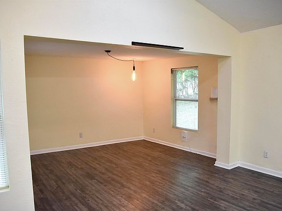 5th image of 2202 Mission Rd