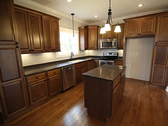 4th image of 372 Blount St