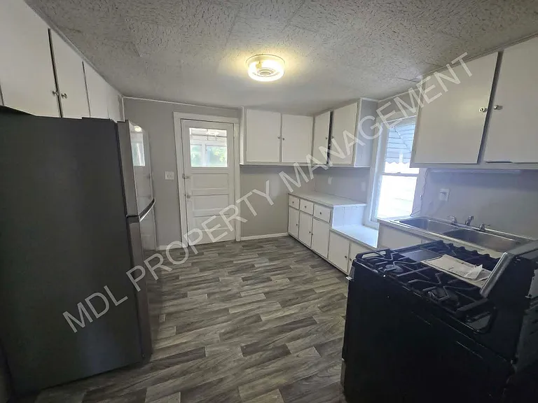 402 Wellington St — Photo 2